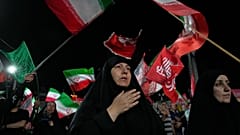 متظاهرون موالون للحكومة يتجمعون في ساحة بطهران، الجمعة 17 يوليو 2026. (AP Photo/فاهد سليمي)