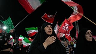 متظاهرون موالون للحكومة يتجمعون في ساحة بطهران، الجمعة 17 يوليو 2026. (AP Photo/فاهد سليمي)