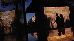 Az emberek elhaladnak az isztambuli, oszmán kori stílusú Tophane nyilvános kút mellett 2026. július 12-én, vasárnap, Törökországban.