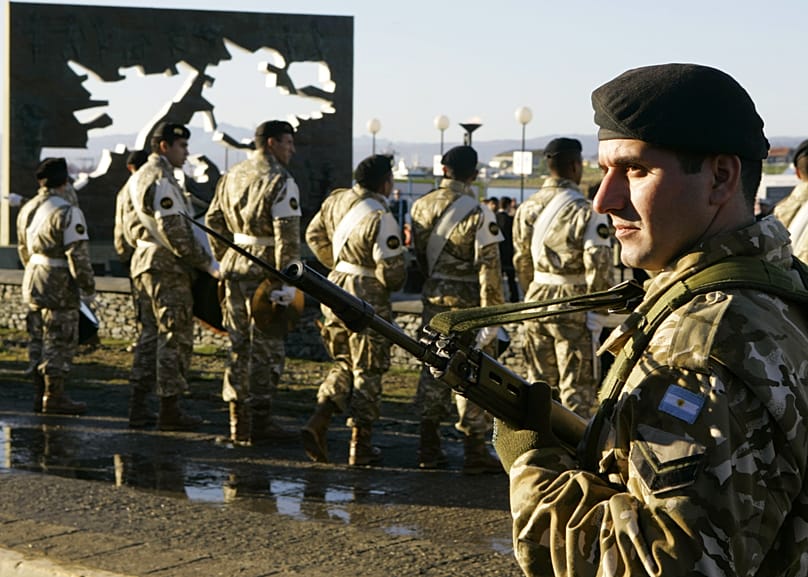 Argentin katonák a falklandi emlékműnél