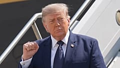 Ο πρόεδρος Ντόναλντ Τραμπ φτάνει με το Air Force One στο διεθνές αεροδρόμιο Τζον Φ. Κένεντι στη Νέα Υόρκη, Παρασκευή 17 Ιουλίου 2026.