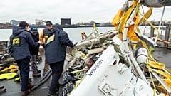 Az amerikai közlekedésbiztonsági hivatal NTSB 2025. április 11-én Jersey Cityben vizsgálja a Bell-206L-4-es helikopter roncsait, amely április 10-én a Hudsonba zuhant.