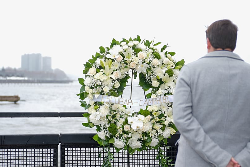 Joan Camprubí Montal, ein Angehöriger von fünf der Opfer des Hubschrauberabsturzes im Hudson River, steht am Samstag, 12. April 2025, vor einem Gedenkkranz in New York.