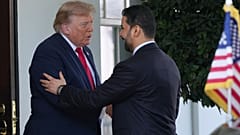 الرئيس دونالد ترامب يحيي رئيس الوزراء العراقي علي الزيدي في البيت الأبيض، الثلاثاء 14 يوليو 2026، في واشنطن. (AP Photo/جوليا ديماري نيخينسون)