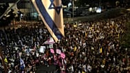  تظاهر متظاهرون في تل أبيب السبت 23 نوفمبر/تشرين الثاني 2024، احتجاجاً على حكومة بنيامين نتنياهو ومطالبة بالإفراج عن الرهائن المحتجزين في غزة لدى حركة حماس