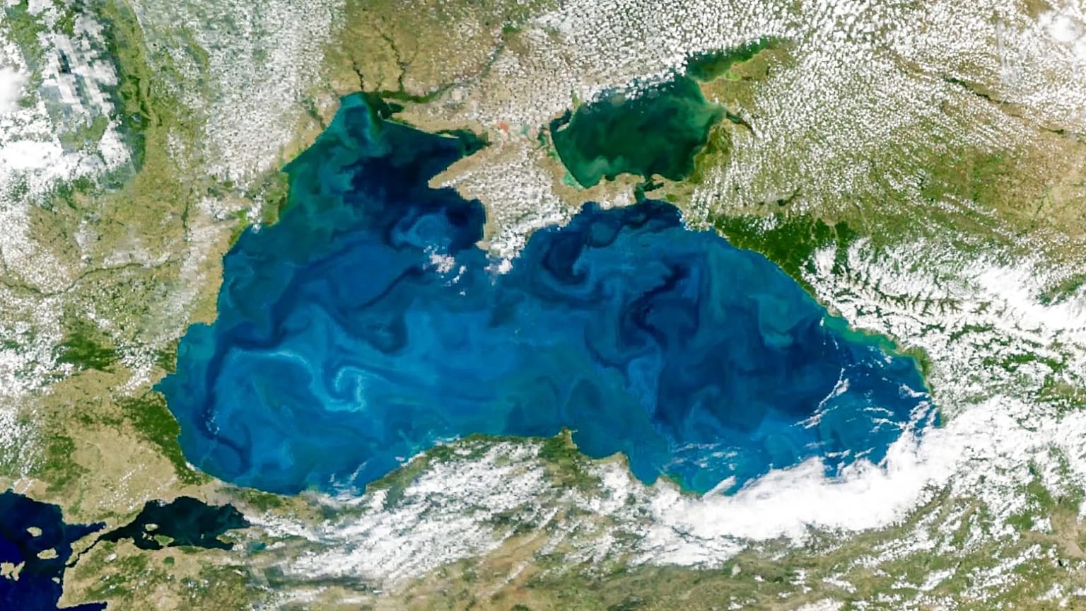Karadeniz'deki renk değişimi uzaydan görüntülendi.