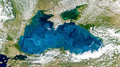 Karadeniz'deki renk değişimi uzaydan görüntülendi.