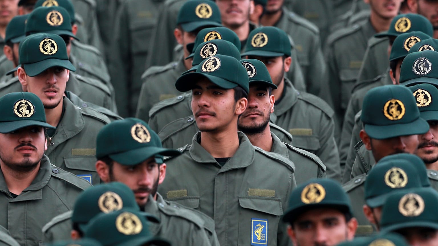 في هذه الصورة المؤرشفة بتاريخ 11 فبراير/شباط 2019، عناصر من الحرس الثوري الإيراني يشاركون في احتفال بالذكرى الأربعين للثورة الإسلامية في ميدان آزادي (الحرية) بطهران. 