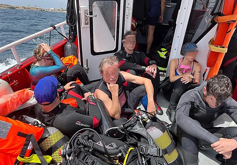 Imagen de los 11 rescatados tras el naufragio del catamarán