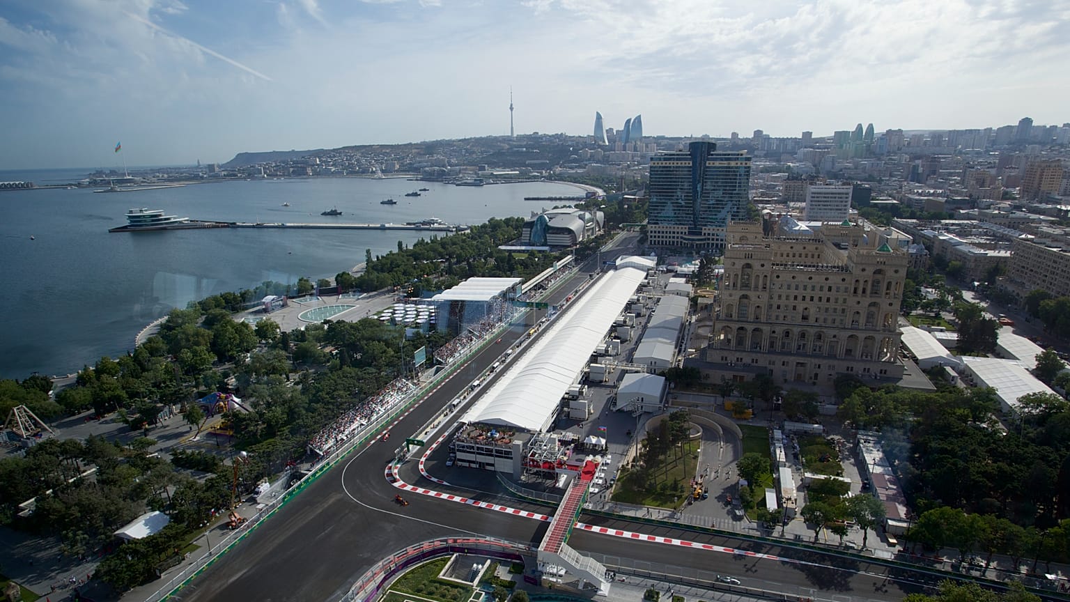 ARCHIVO - Vista general del circuito de Bakú durante el Gran Premio de Europa de Fórmula Uno, en Bakú, Azerbaiyán, el domingo 19 de junio de 2016.