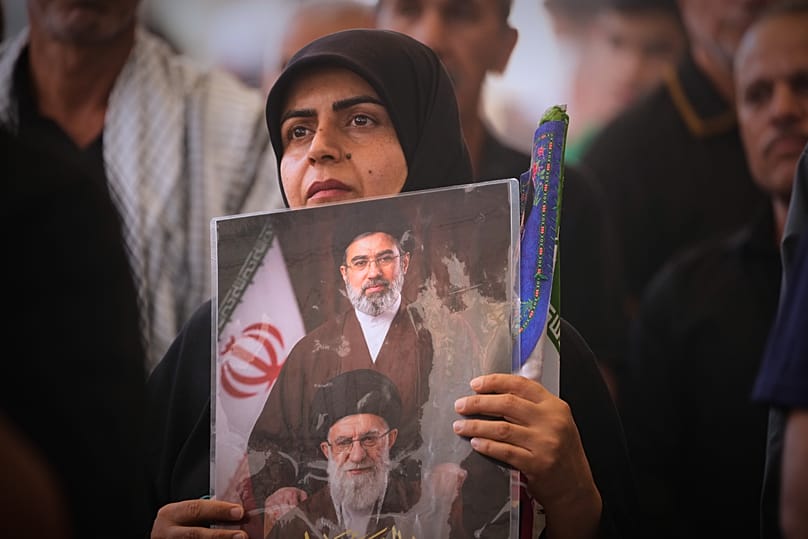 Apa és fia - Khamenei párti tüntető Teheránban