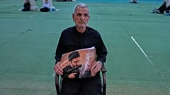 تصویر ساخته شده با هوش مصنوعی از مجتبی خامنه‌ای در دست یک شهروند تهرانی