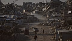 فلسطينيون يسيرون على طول طريق محاط بالمباني التي دمرتها الغارات العسكرية الإسرائيلية خلال الحرب الإسرائيلية الحامية، في جباليا، قطاع غزة، الخميس 2 يوليو 2026.