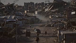 فلسطينيون يسيرون على طول طريق محاط بالمباني التي دمرتها الغارات العسكرية الإسرائيلية خلال الحرب الإسرائيلية الحامية، في جباليا، قطاع غزة، الخميس 2 يوليو 2026.
