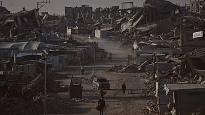 فلسطينيون يسيرون على طول طريق محاط بالمباني التي دمرتها الغارات العسكرية الإسرائيلية خلال الحرب الإسرائيلية الحامية، في جباليا، قطاع غزة، الخميس 2 يوليو 2026.