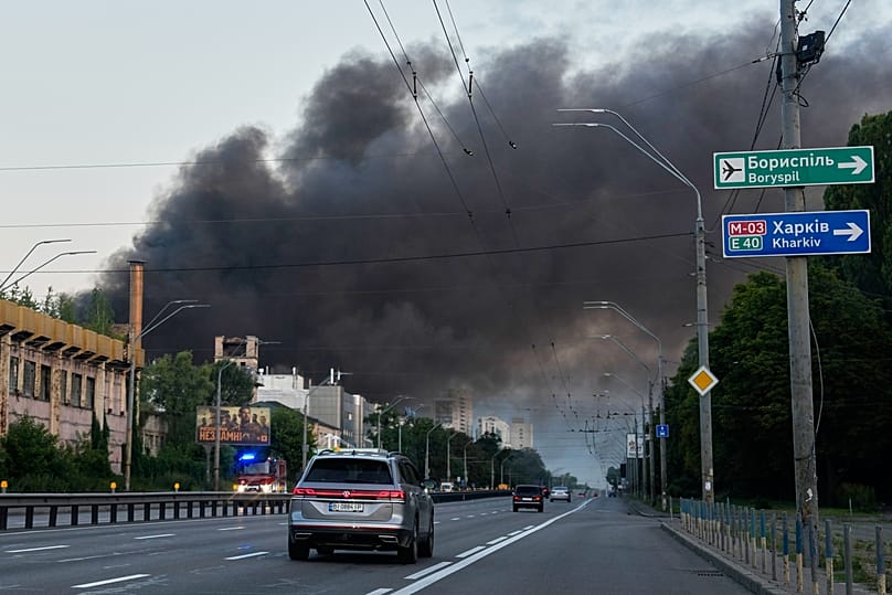 El humo cubre el cielo de Kyiv tras ataques rusos que provocan grandes incendios en zonas residenciales