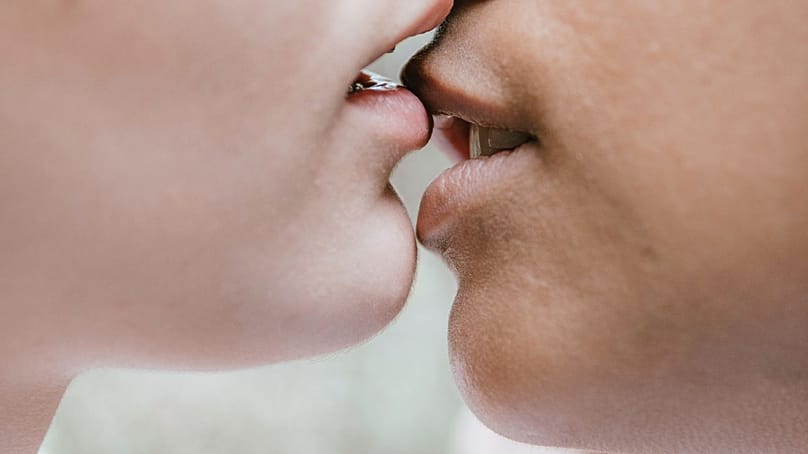 بوسه برای بسیاری از ما تداعی‌کننده اوج صمیمیت، احساسات پاک و خاطرات رمانتیک است