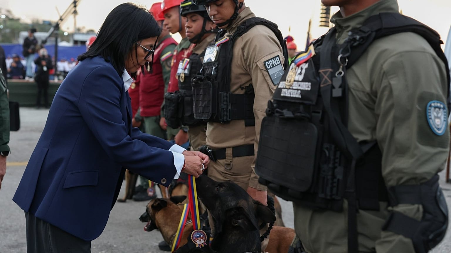Delcy Rodríguez condecorando a 28 unidades caninas de rescate, Venezuela, 18 de julio de 2026.