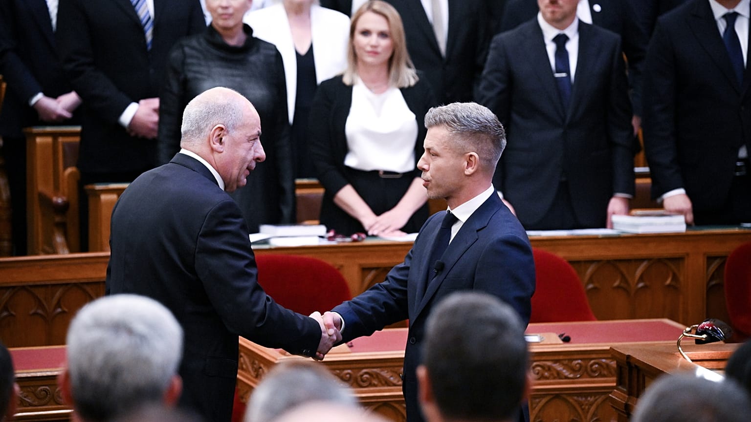 Magyar Péter miniszterelnök (j) fogadja Sulyok Tamás köztársasági elnök gratulációját eskütétele után az új Országgyűlés alakuló ülésén az Országházban 2026. május 9-én. 