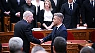 Magyar Péter miniszterelnök (j) fogadja Sulyok Tamás köztársasági elnök gratulációját eskütétele után az új Országgyűlés alakuló ülésén az Országházban 2026. május 9-én. 