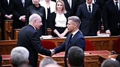 Magyar Péter miniszterelnök (j) fogadja Sulyok Tamás köztársasági elnök gratulációját eskütétele után az új Országgyűlés alakuló ülésén az Országházban 2026. május 9-én. 