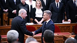 Magyar Péter miniszterelnök (j) fogadja Sulyok Tamás köztársasági elnök gratulációját eskütétele után az új Országgyűlés alakuló ülésén az Országházban 2026. május 9-én. 