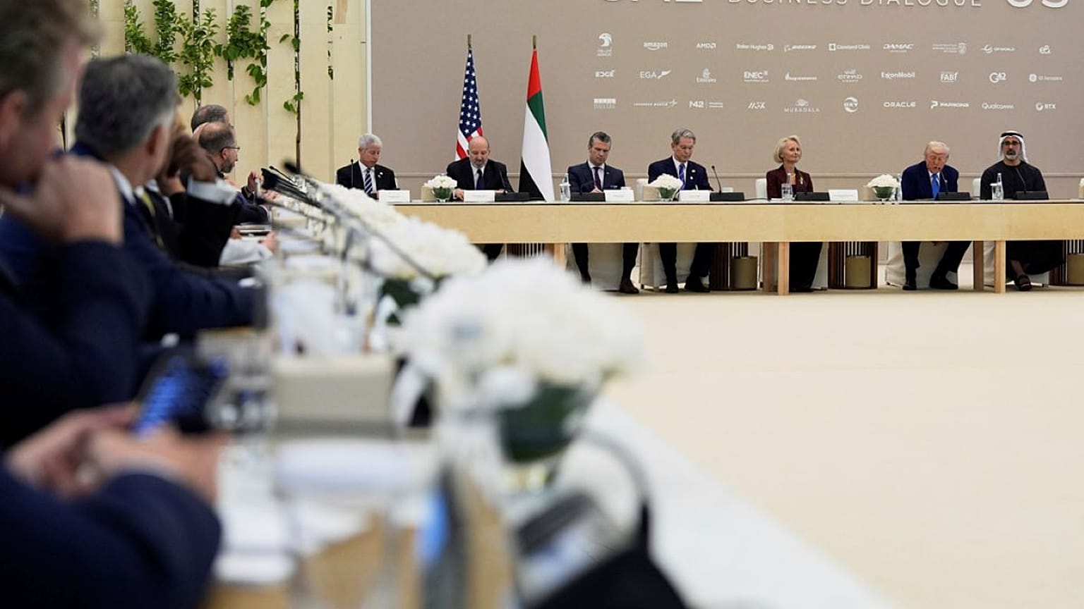 يشارك الرئيس الأمريكي دونالد ترامب وولي عهد أبوظبي خالد بن محمد بن زايد آل نهيان في مائدة مستديرة للأعمال في قصر الوطن، يوم الجمعة 16 مايو 2025
