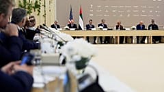 يشارك الرئيس الأمريكي دونالد ترامب وولي عهد أبوظبي خالد بن محمد بن زايد آل نهيان في مائدة مستديرة للأعمال في قصر الوطن، يوم الجمعة 16 مايو 2025