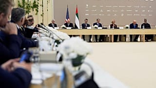 يشارك الرئيس الأمريكي دونالد ترامب وولي عهد أبوظبي خالد بن محمد بن زايد آل نهيان في مائدة مستديرة للأعمال في قصر الوطن، يوم الجمعة 16 مايو 2025