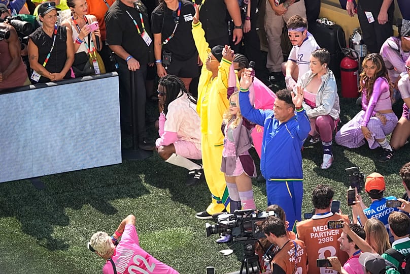 Madonna, ao lado de Ronaldinho e Ronaldo, vestidos de azul, atua no intervalo da final do Campeonato do Mundo de futebol entre Espanha e Argentina