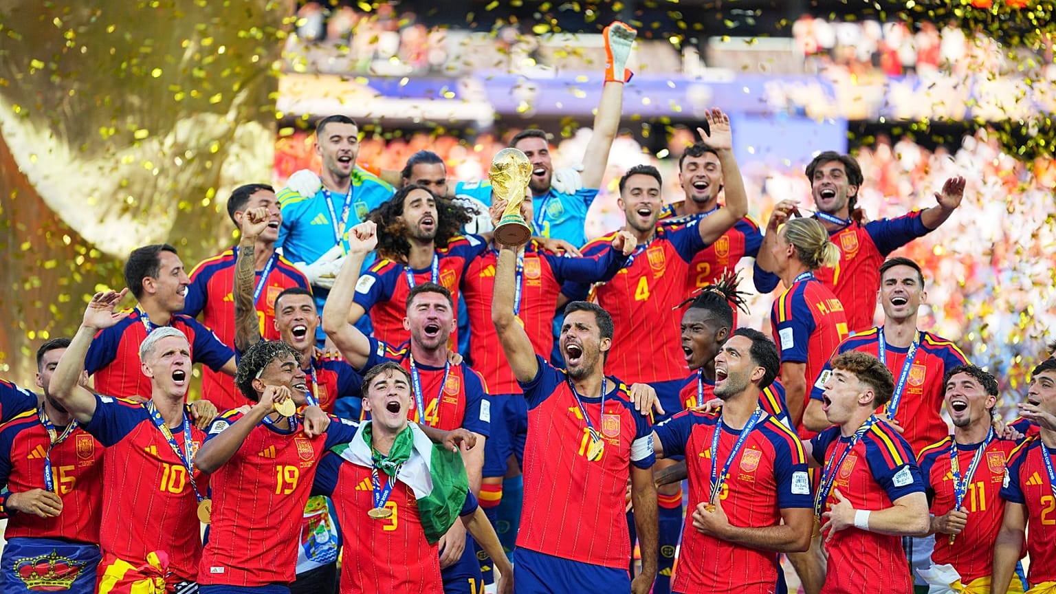 España celebra con el trofeo tras la final del Mundial de fútbol entre España y Argentina en Nueva Jersey, el 19 de julio de 2026.