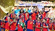 España celebra con el trofeo tras la final del Mundial de fútbol entre España y Argentina en Nueva Jersey, el 19 de julio de 2026.
