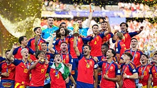 España celebra con el trofeo tras la final del Mundial de fútbol entre España y Argentina en Nueva Jersey, el 19 de julio de 2026.