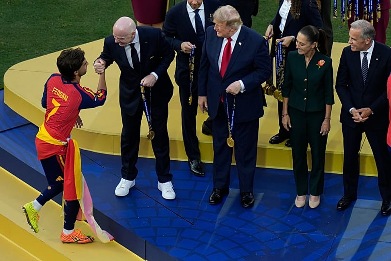 Ferran recibe la medalla de Oro con el presidente de la FIFA, Trump, Sheinbaum, Cartney y el rey Felipe VI