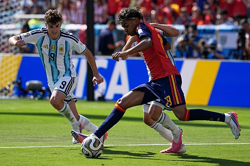 Dos jugadores argentinos encima de Lamine Yamal en todo momento, 19 de julio de 2026
