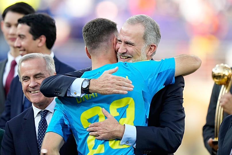 El rey Felipe VI felicita al guardameta Unai Simón por la victoria durante la entrega de la copa al Mejor portero del torneo, 19 de julio de 2026