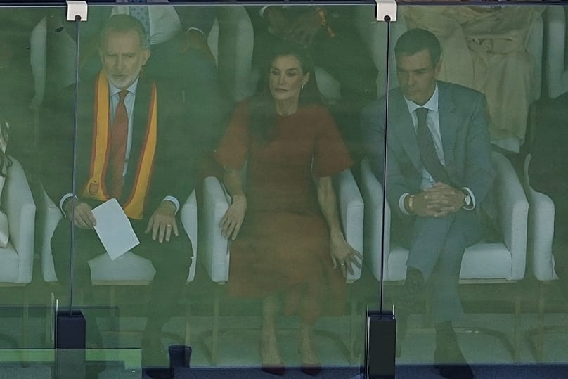 El rey Felipe VI, a la izquierda, la reina Letizia y el presidente del Gobierno, Pedro Sánchez, en la final del Mundial entre España y Argentina, el 19 de julio de 2026