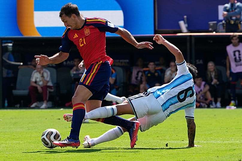 A spanyol Mikel Oyarzabal (21) ellen az argentin Lisandro Martinez (6) támad a döntőben - East Rutherford, 2026. július 19. 
