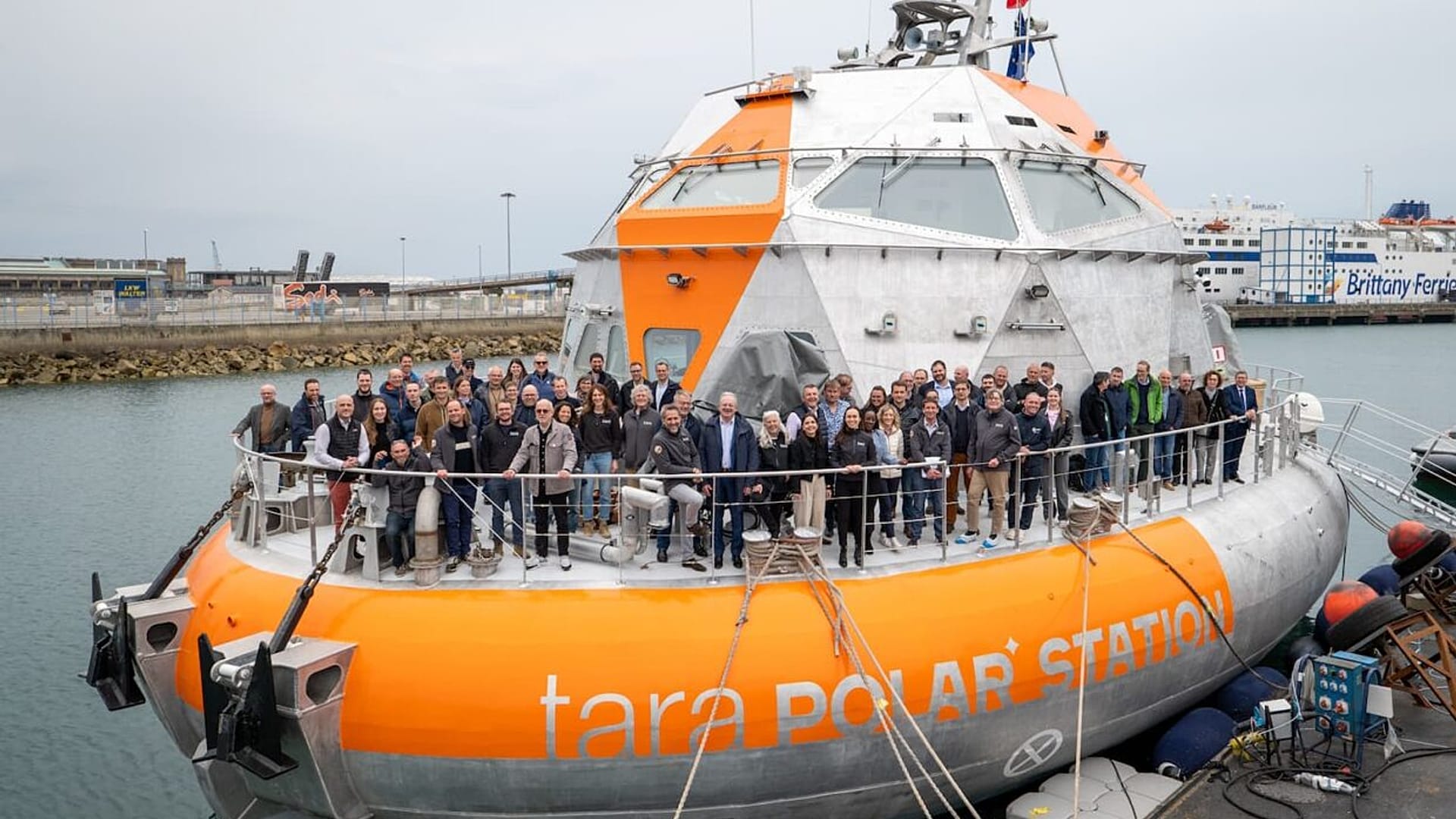 Першу експедицію до Північного полюса розпочала полярна станція Tara Polar Station