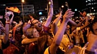 Aficionados españoles celebran en el centro de Madrid tras el primer gol de Ferran Torres en la final del Mundial