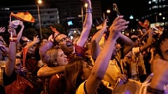 هواداران اسپانیا پس از گل اول فران تورس در فینال جام جهانی در مرکز مادرید جشن می‌گیرند