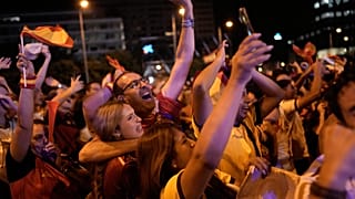 Οι Ισπανοί φίλαθλοι πανηγυρίζουν στο κέντρο της Μαδρίτης μετά το γκολ του Φεράν Τόρες, το πρώτο της Ισπανίας στον τελικό του Μουντιάλ