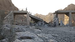  جسر دُمّر إثر غارة جوية في محافظة هرمزكان، جنوب إيران، السبت 18 يوليو/تموز 2026.