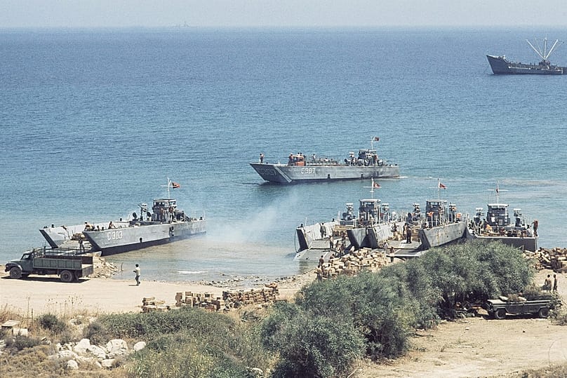 1974 - Τουρκικές φορτηγίδες φέρνουν προμήθειες δυτικά της Κερύνειας