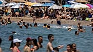 Γεμάτες οι παραλίες λόγω του πρώτου καύσωνα στην Ελλάδα