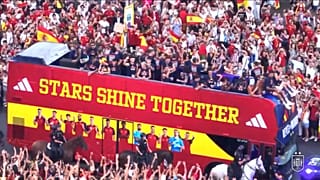 El autobús de la selección española recorre las calles de Madrid entre el entusiasmo de miles de aficionados tras la conquista del Mundial.