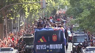 La familia real posa con la camiseta de La Roja junto a los integrantes de la selección nacional, en el Palacio de la Zarzuela, el 20 de julio de 2026