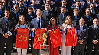 La familia real posa con la camiseta de La Roja junto a los integrantes de la selección nacional, en el Palacio de la Zarzuela, el 20 de julio de 2026