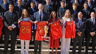 La familia real posa con la camiseta de La Roja junto a los integrantes de la selección nacional, en el Palacio de la Zarzuela, el 20 de julio de 2026