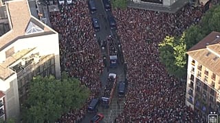 Miles de aficionados abarrotan las calles de Madrid para recibir a la selección española durante el desfile de los campeones del mundo.